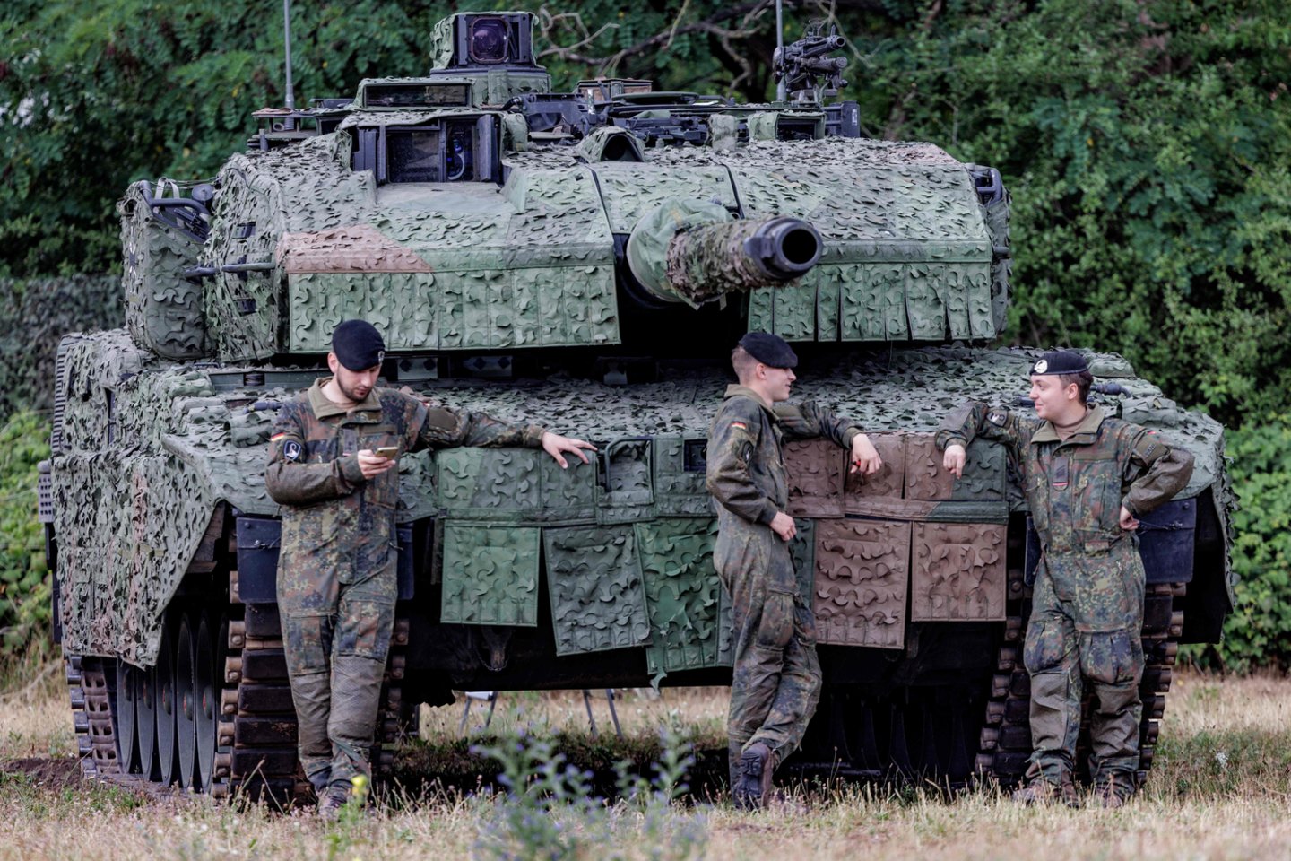Vokietijos kancleris Olafas Scholzas priėmė sprendimą nusiųsti Ukrainai tankų „Leopard“, praneša „Spiegel“. <br>AFP/Scanpix nuotr.