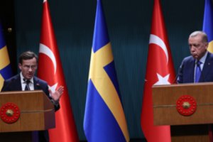 Švedija nori grįžti prie „dialogo“ su Turkija dėl NATO