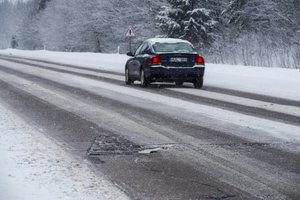 Įspėja esančius prie vairo: Kaišiadorių rajone dėl plikledžio situacija itin pavojinga