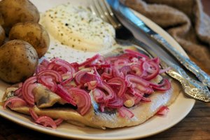 Marinuoti svogūnai, be kurių neįsivaizduojama nei silkė su bulvėmis, nei šašlykai