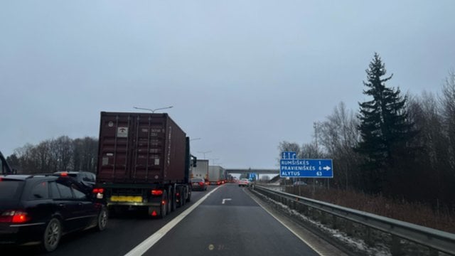 Užfiksavo, kas vyksta kelyje Kaunas-Vilnius įvykus masinei avarijai