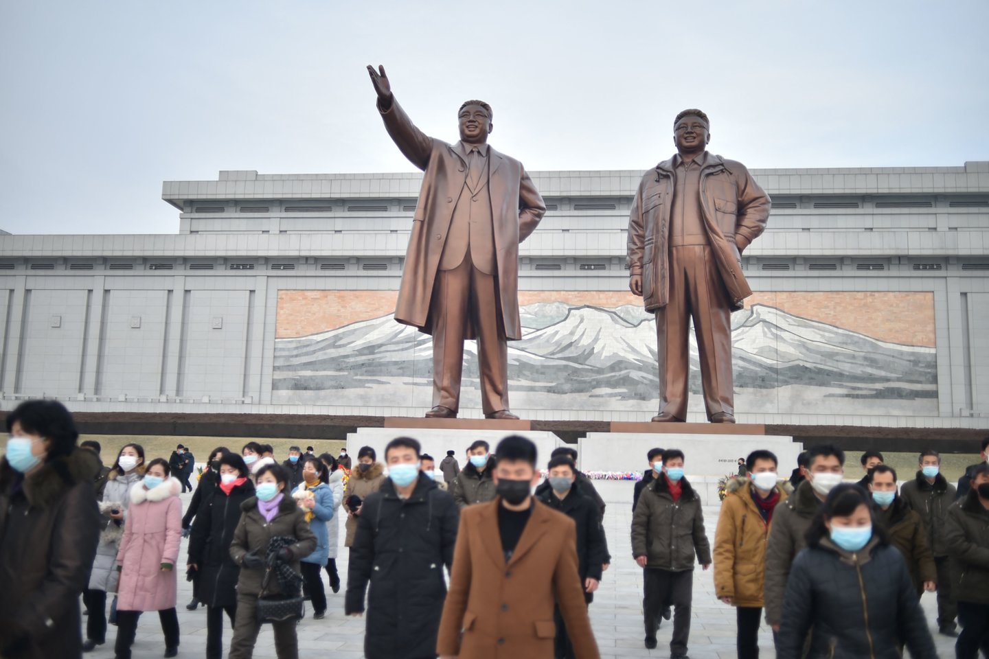 Šiaurės Korėja dėl „kvėpavimo takų ligos“ penkioms dienoms uždarė sostinę.<br> AFP/Scanpix nuotr.