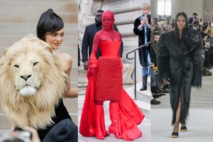 Mados namų „Schiaparelli“ pristatymas pakurstė aistras: raudonais kristalais pasipuošusi Doja Cat ir pasipiktinimą sukėlusi K. Jenner suknelė su liūto galva