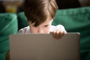 Nerimaujate dėl ekranų pavojaus vaikui? Atsitraukite nuo ekranų patys!