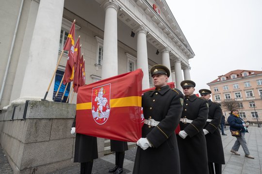 Rotušės aikštėje įvyko iškilminga Vilniaus vėliavų pakėlimo ceremonija.<br>R.Danisevičiaus nuotr.