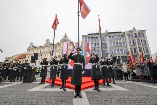 Rotušės aikštėje įvyko iškilminga Vilniaus vėliavų pakėlimo ceremonija.<br>R.Danisevičiaus nuotr.