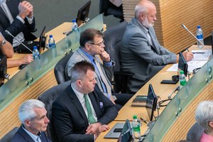 Vienos svarbiausių Seimo komisijų darbas – paralyžiuotas: kol neatsikratys pirmininku, į posėdžius neis