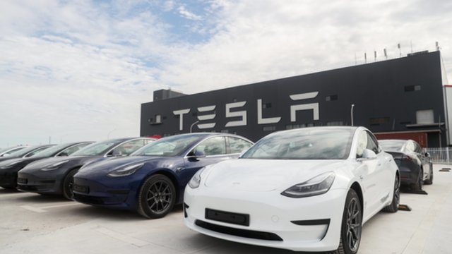 „Tesla“ bendrovė plečiasi: paskelbė apie naujas investicijas ir dvi naujas gamyklas