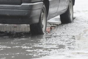 Įspėja keliausiančius naktį: vietomis susidarys plikledis, kris silpna lijundra