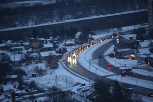 Įspėja vairuotojus: Lietuvos keliuose yra slidžių ruožų, dieną eismą sunkins lijundra, plikledis