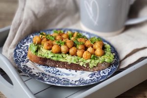 Sumuštiniai su avokadais ir avinžirniais, kuriuos pamėgo visa šeima: gaminsiu dar ne kartą