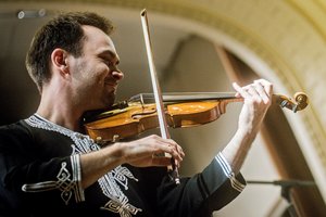 Simfoninis žvilgsnis per nailono uždangą