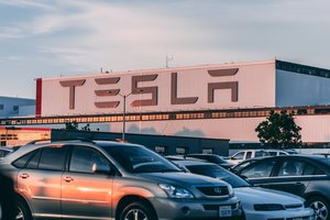 „Tesla“ skelbia apie rekordinį pelną 2022–aisiais