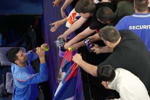 V. Putino vėliavą apsikabinęs N. Džokovičiaus tėvas: „Tegyvuoja Rusija“