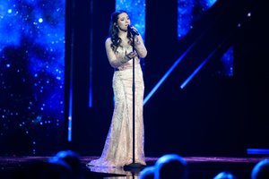 Dainuojanti filmų režisierė Viktorija Faith iš Londono pristato „Eurovizinę“ dainą