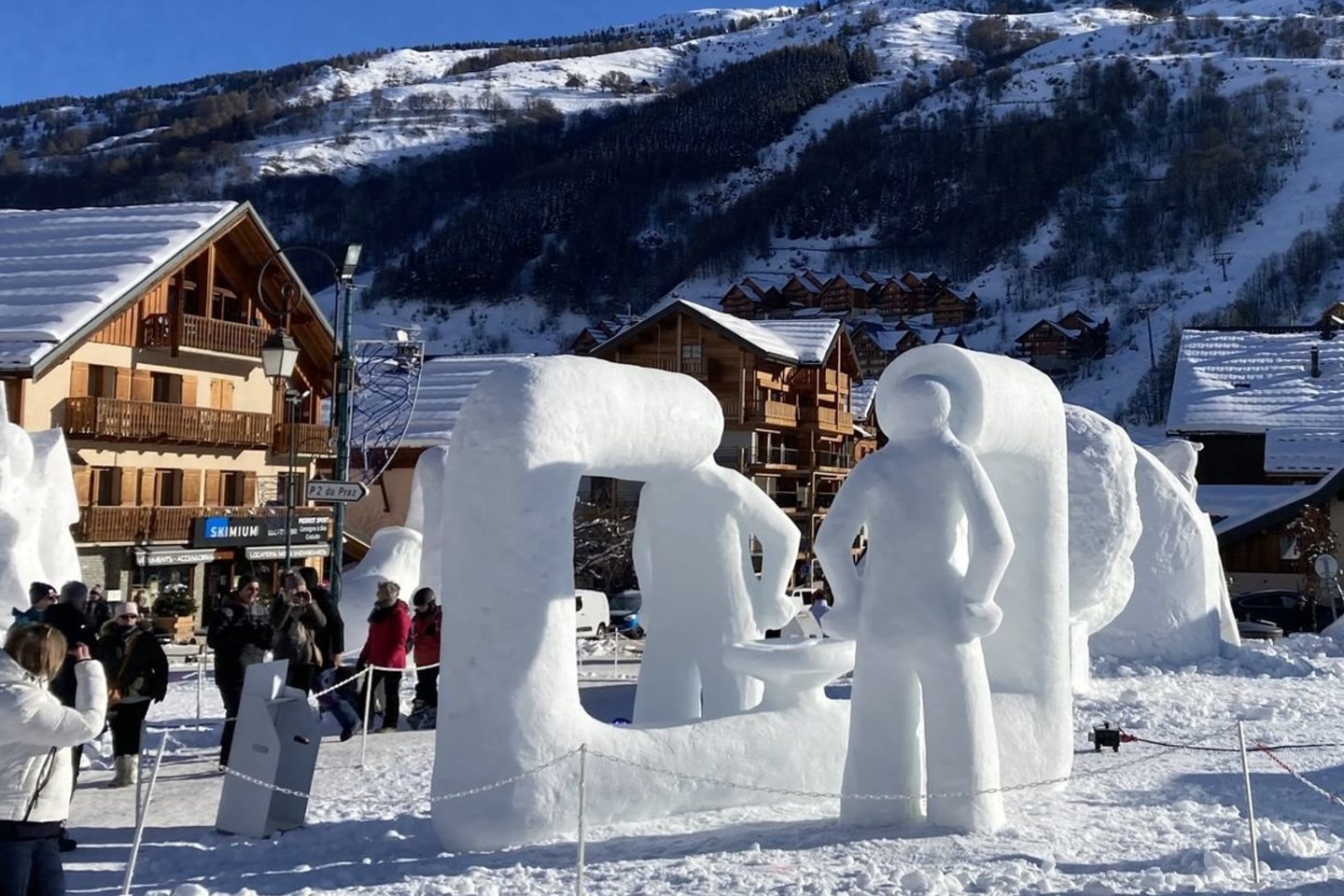 Alpėse išdygusi sniego skulptūra „Pokalbis“ – lyg kritikos gniūžtė tiems, kurie nenori matyti rimtesnių problemų.<br>Asmeninio archyvo nuotr.
