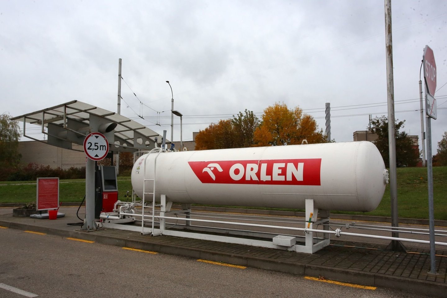 Lietuvos naftos perdirbimo gamyklą valdanti Lenkijos energetikos grupė „Orlen“ nutraukia sutartį su didžiausia Rusijos naftos eksportuoja – Kremliaus kontroliuojama „Rosneft“.<br>M.Patašiaus nuotr.