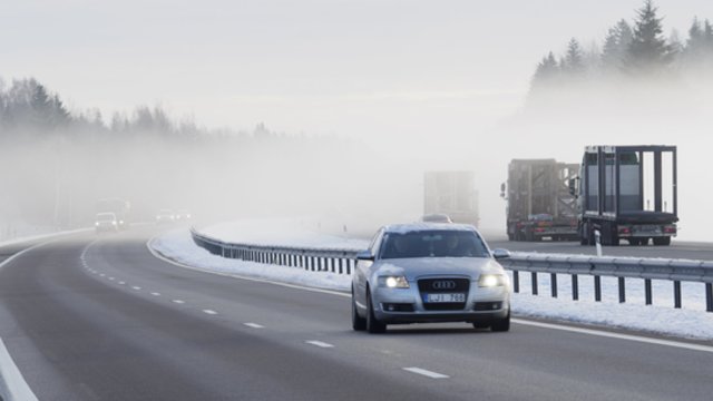 Nors žymesnių kritulių neprognozuojama, eismo sąlygas sunkins plikledis: vietomis matomumą mažins rūkas