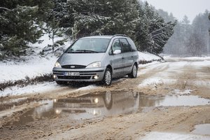 Siaubinga statistika: apie 40 proc. šalies kelių nebeatitinka nustatytų normų – vairuotojai skaičiuoja nuostolius