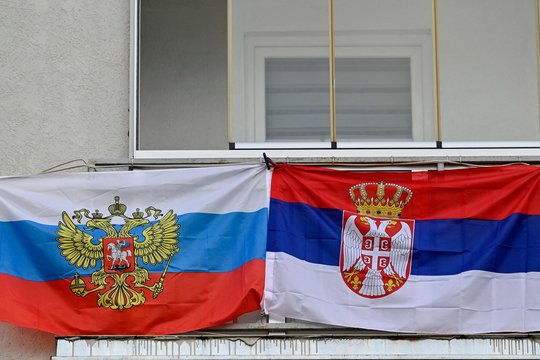 Rusijos ir Serbijos vėliavos.