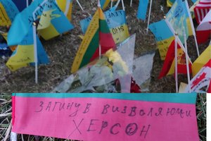 Kare kritusių karių memoriale Kijeve – ir Lietuvos vėliavėlė: Ukrainoje galimai žuvo lietuvis savanoris