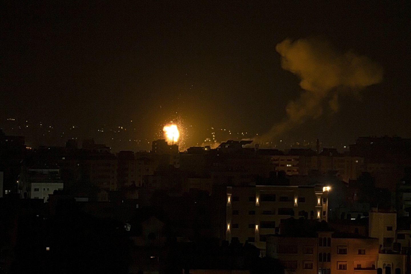 Izraelis ir Gazos kovotojai po kruvino reido Vakarų krante apsikeitė raketų smūgiais.<br> AP/Scanpix nuotr.