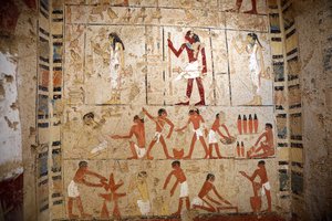 Egipte pristatytas senovinis „paslapčių saugotojo“ kapas ir auksinė mumija