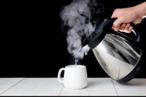 Ruošdami arbatą nenaudokite antrą kartą užvirinto vandens: žinovė paaiškino, kodėl tai svarbu