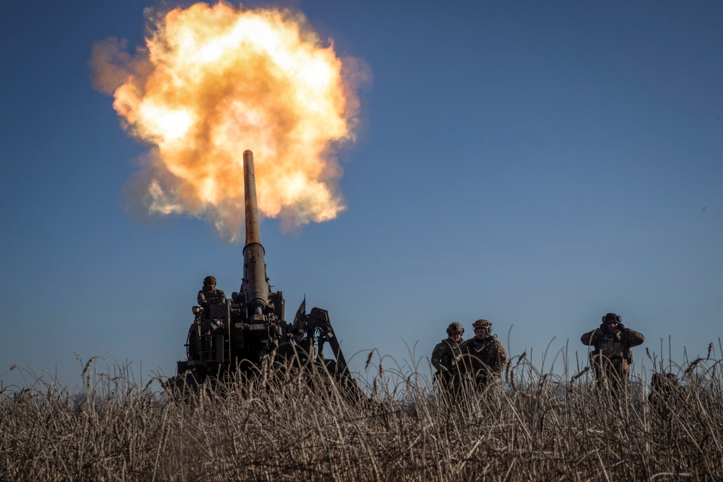 Karas Ukrainoje. Ukrainos kariškiai šaudo iš savaeigio ginklo 2S7 „Pion“ į rusų pozicijas fronto linijoje netoli Bachmuto.<br>Reuters/Scanpix nuotr.
