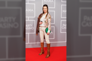 „M.A.M.A. 2022“ apdovanojimams Jurga Šeduikytė pasipuošė Indrės Stonkuvienės dovana