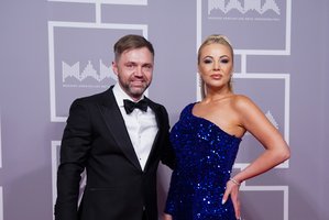 Atlikėja Mia „M.A.M.A. 2022“ raudonuoju kilimu žengė drauge su mylimuoju: „Prie gero vyro moteris sužydi“