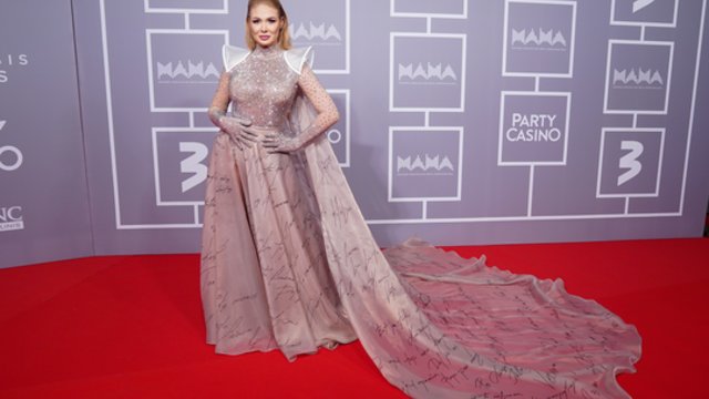 „M.A.M.A. 2022“ apdovanojimuose akį traukė išskirtinė N. Bunkės suknelė: šiam renginiui pradėjo ruoštis dar rudenį