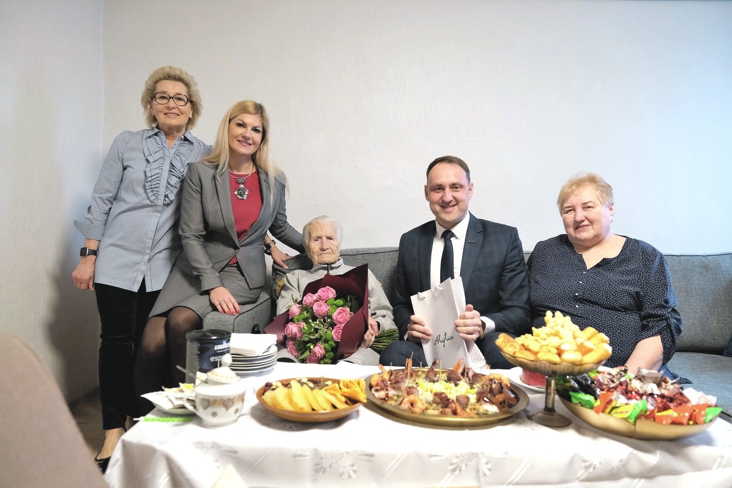 Šį savaitgalį viename miesto restorane Ona Rutkauskienė su būriu artimųjų švęs 100 metų jubiliejų. Energinga moteris nesiskundžia nei sveikata, nei apetitu.