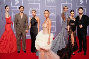 Raudonuoju „M.A.M.A. 2022“ apdovanojimų kilimu žengė išsipuošusi šalies grietinėlė