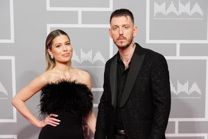 Neseniai apie skyrybas prabilęs „8 Kambarys“ narys Deividas Alejūnas pasirodė su nauja mylimąja