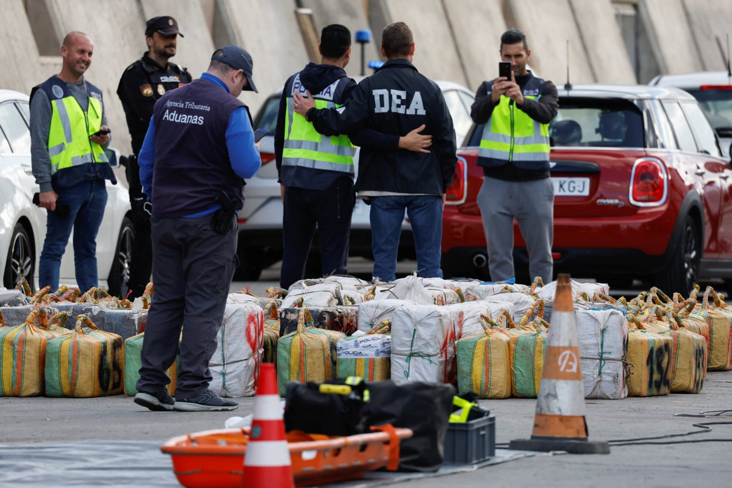 Ispanijos policija šeštadienį paskelbė prie Kanarų salų perėmusi 4,5 t kokaino.<br>Reuters/Scanpix nuotr.