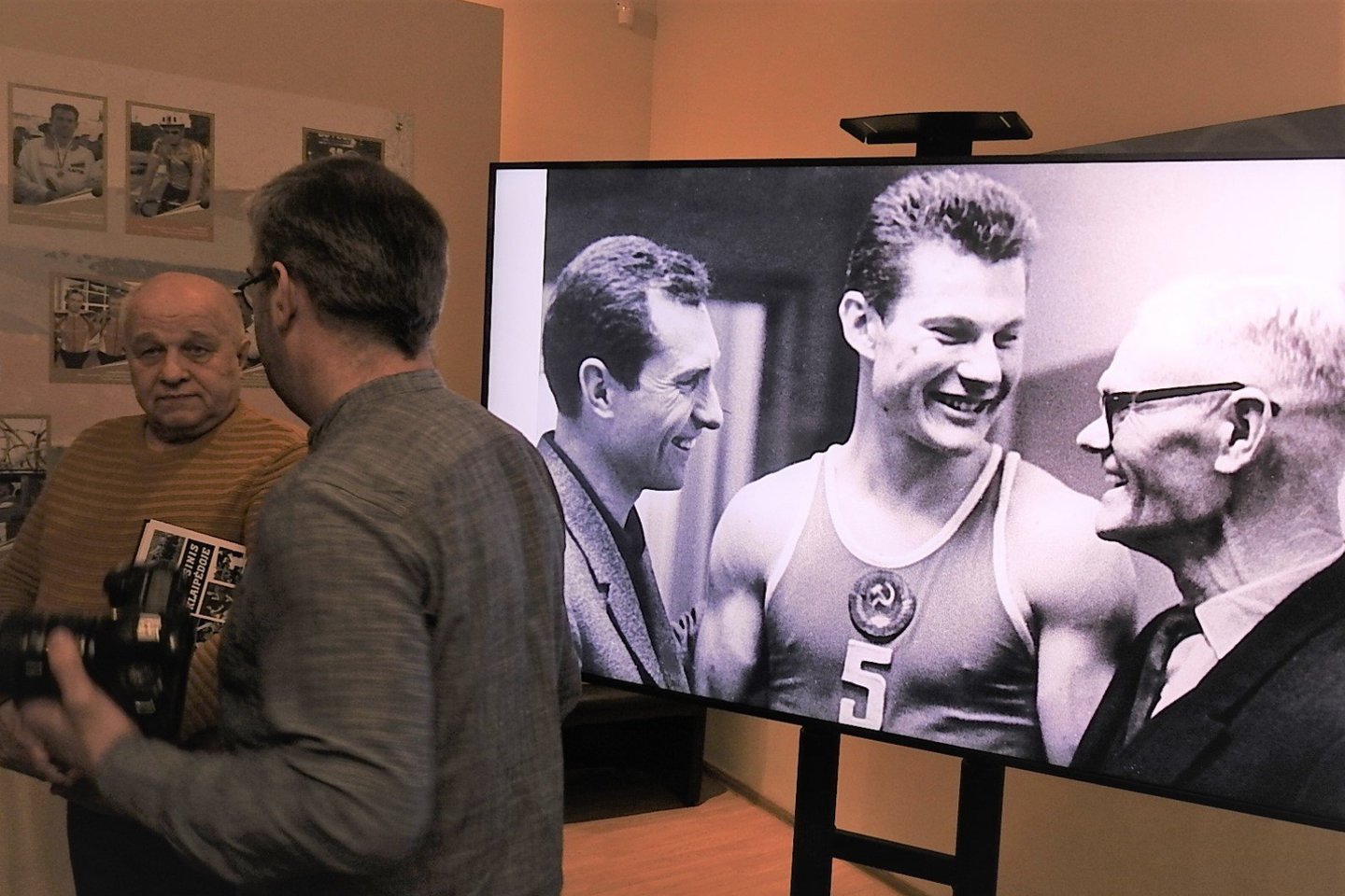 Miuncheno olimpinių žaidynių čempionas M.Paulauskas su broliu Emanueliu ir tėvu. <br> G.Pilaičio nuotr.