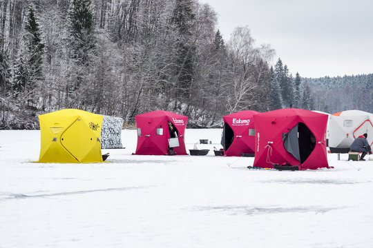 Šeštadienį prie Žaliųjų ežerų suplūdo šimtai žmonių.<br>V.Ščiavinsko nuotr.