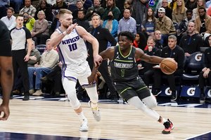 Galingai žaidęs Domantas Sabonis su „Kings“ nerado, kaip apraminti šėlusio Minesotos gynėjo