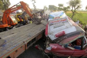 Pietvakarių Pakistane per autobuso avariją žuvo mažiausiai 40 žmonių