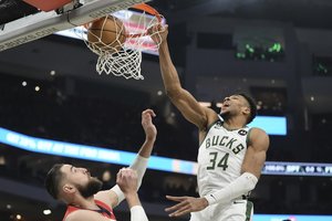 Triuškinimas: Giannis Antetokounmpo nepasigailėjo Jono Valančiūno ir nukraujavusios „Pelicans“ komandos