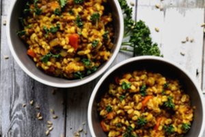 Perlinių kruopų troškinys su daržovėmis: sotu, gardu ir paprasta