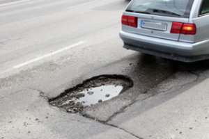 Įspėja, jog nustekenta Lietuvos kelių infrastruktūra labai greitai visą šalį gali blokšti atgal