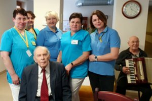 Slaugos namuose gyvenantis legendinis kompozitorius Algimantas Raudonikis ilgisi jaunystės: „Kai einant nebijai griūti...“