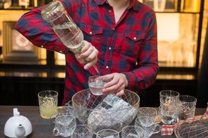 Ragina svarstyti tolesnius akcizus alkoholiui: matomas aiškus kylančių kainų poveikis