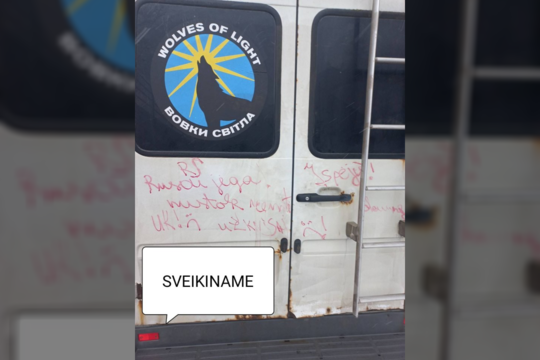 Vandalų išpuolis Kaune – subjaurotas Ukrainos rėmėjų mikroautobusas: paliko ir grasinimą