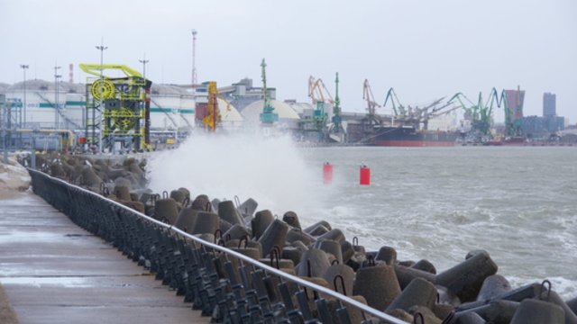 Stiprus vėjas Klaipėdoje sutrikdė veiklą: uoste buvo ribota laivyba, nedirba senoji Smiltynės perkėla