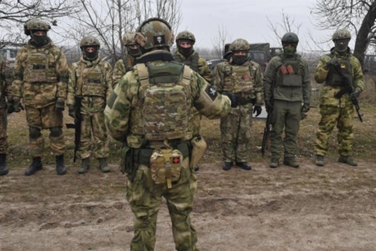 Rusijos pajėgos veržiasi prie strategiškai svarbios gyvenvietės: praradus kontrolę Kyjivas susidurtų su dideliais iššūkiai