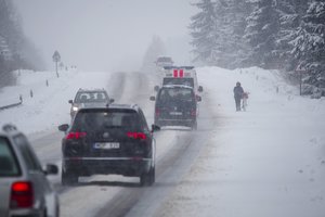 Įspėja vairuotojus, jog naktį eismo sąlygas sunkins plikledis ir lijundra