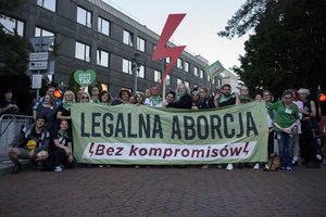 Skandalas Lenkijoje – išprievartauta paauglė negalėjo rasti, kas jai atliktų legalų abortą